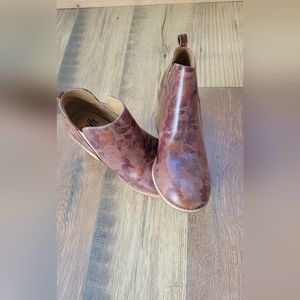 Sofft Aisley Floral Print Leather Western Booties size 8 Brand New